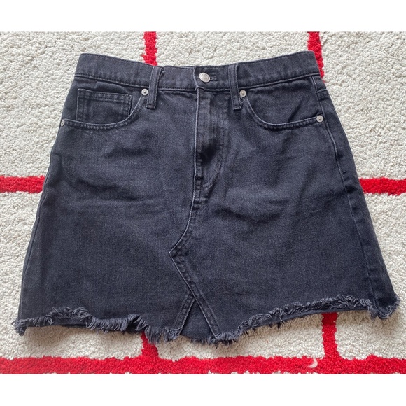 Madewell Slit Frayed Hem Denim Mini Skirt in Charcoal Black Sz 26 - Picture 1 of 3
